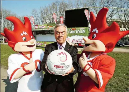  ??  ?? Beppo Mauhart stand knapp 18 Jahre lang als Präsident an der Spitze des ÖFB: „ Die EURO 2008 war für mich die Krönung!“