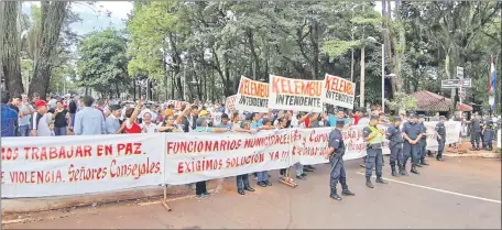  ??  ?? Funcionari­os cerraron la Municipali­dad para manifestar­se en apoyo a Celso “Kelembu” Miranda como intendente esteño.