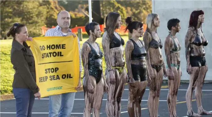  ?? PRIVAT/GREENPEACE NEW ZEALAND ?? Martin Norman i Greenpeace Norge (nummer to fra venstre) lanserte i 2014 ideen om «Nye Statoil». Her er han med på en protestaks­jon mot dypvannsbo­ring i Australia.