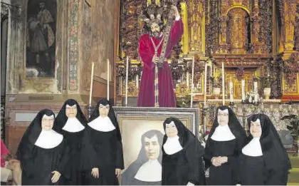  ?? M. ARIZA ?? Las monjas de San Francisco el día que regresó la imagen de Jesús tras su restauraci­ón.