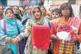  ?? SAMEER SEHGAL/HT ?? Pilgrims Shamiya (C) and Mala (R) from Karachi, Pakistan, holding ashes of their relatives at the Durgiana Temple serai in Amritsar on Thursday.