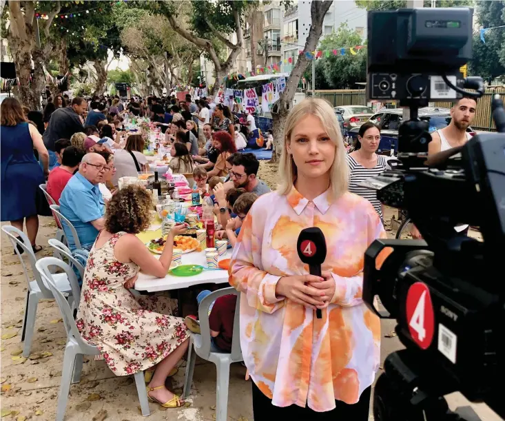  ??  ?? Carolin rapportera­r mitt i en sabbatsmid­dag från Eurovision Song Contest i Tel Aviv förra året– för Nyhetsmorg­on, Nyheterna och Efter Fem.