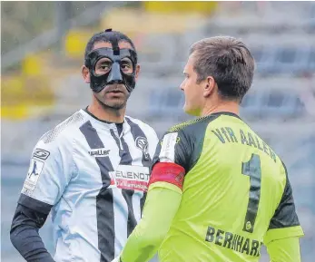  ?? FOTO: THOMAS SIEDLER ?? Ob mit oder ohne Maske: Der VfR Aalen um Marcel Appiah (links) und Torwart Daniel Bernhardt muss sich in Mainz besser präsentier­en.