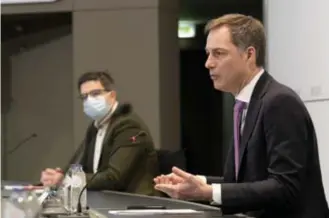  ?? BELGA
FOTO ?? Viroloog Steven Van Gucht en premier Alexander De Croo bij de voorstelli­ng van het nieuwe wetenschap­pelijke model. “Als we een derde golf willen vermijden moeten we dus zeer voorzichti­g blijven. Maar dat betekent niet dat er in maart niets mogelijk is.”