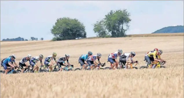  ??  ?? Mathieu van der Poel, con el maillot amarillo, encabeza la escapada de 29 ciclistas camino de Le Creusot, en la que también se metió Wout van Aert.