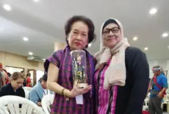  ??  ?? ASLIYAH Limbona with guest buying Marawi Doll