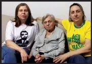  ??  ?? APOIO Dona Olinda, mãe de Bolsonaro, e as irmãs Maria Denise (à esq.) e Vânia. Ele tem mais três irmãos