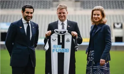  ?? Photograph: Serena Taylor/Newcastle United/ Getty Images ?? Eddie Howe poses holding a home shirt with Amanda Staveley and Mehrdad Ghodoussi.
