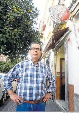  ?? MIGUEL ÁNGEL SALAS ?? José María Gil, en las puertas del mesón.