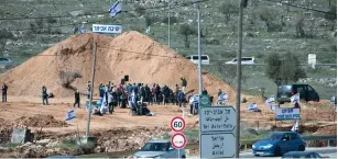  ?? (Sraya Diamant/Flash90) ?? PROTESTING SETTLERS demand the right to return to the Evyatar outpost, near Nablus, in February.