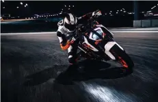  ?? FOTO: KTM ?? Der Fahrer sitzt auf der modernisie­rten Super Duke R wie angegossen.