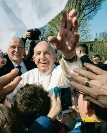  ??  ?? Bagno di folla Papa Francesco saluta i fedeli che l’hanno accompagna­to durante la visita a Milano