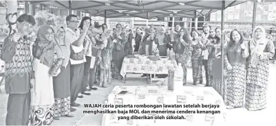  ??  ?? WAJAH ceria peserta rombongan lawatan setelah berjaya menghasilk­an baja MOL dan menerima cendera kenangan yang diberikan oleh sekolah.