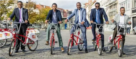  ?? FOTO GREGORY VAN GANSEN ?? De delegatie uit Hawassa op fietstocht door Antwerpen. Ze wil opnieuw een fietscultu­ur lanceren in Ethiopië.