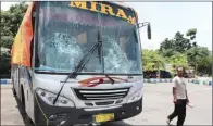  ??  ?? RINO HAYYU SETYO//JAWA POS RADAR NGANJUK UGAL-UGALAN: Bus Mira yang rusak setelah dilempari batu oleh warga di Pasar Sukomoro diamankan di Terminal Anjuk Ladang.