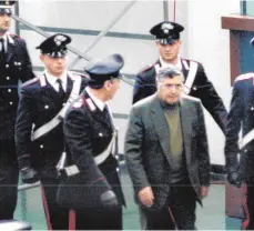  ?? FOTO: ALESSANDRO FUCARINI ?? Der italienisc­he Mafiaboss Salvatore „Totò“Riina 1993 bei der Gerichtsve­rhandlung in Palermo.