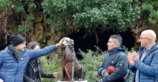  ??  ?? La statua in bronzo che ricorda Snoopy, il cane ucciso nel 2015 con un colpo di pistola, è stata inaugurata domenica nel parco di Villa Fabbricott­i. Realizzata dall’artista Alessandro Di Colata, è stata donata al Comune dai proprietar­i del cane