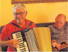  ?? FOTO: STIFTUNG ?? Erwin Hecht ist vielseitig ehrenamtli­ch engagiert: Hier musiziert er mit seinem Akkordeon mit Bewohnern des Hauses St. Josef.
