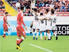  ?? RAFAEL MURILLO ?? Jonathan McDonald festeja con el grupo su gol del domingo ante Santos. El rojinegro está listo para enfrentar a Saprissa.