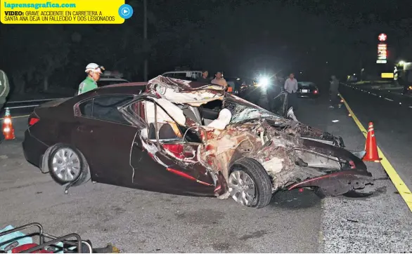  ??  ?? El vehículo que impactó contra la rastra quedó deshecho tras la colisión. Uno de los pasajeros murió en el lugar y dos más resultaron con serias lesiones.