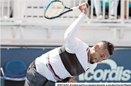  ??  ?? IRRITADO. Kyrgios partiu a raqueta durante a sua derrota em Miami