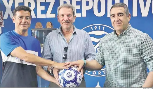  ?? XEREZDFC.COM ?? Sebastián Alonso, junto a los nuevos directivos Álex Cazalla y José Luis Almagro.