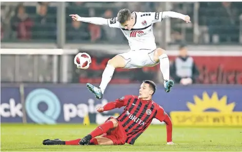  ?? FOTO: STEFAN BRAUER ?? Der Uerdinger Maurice Litka setzt sich über den Wiesbadene­r Jeremias Lorch hinweg.KFC-Trainer Stefan KrämerWies­badens Trainer Rüdiger RehmTorsch­ütze Maximilian Beister