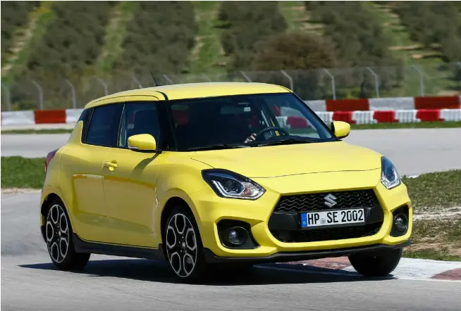  ??  ?? Non serve per forza andare in circuito per saggiare le sue qualità dinamiche: la Swift Sport dà il meglio di sé sulle strade più tortuose