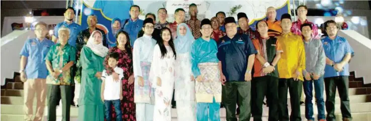  ??  ?? Malek (lima dari kanan) bersama ahli YAKEB bergambar kenangan dengan Razali sempena rumah terbuka Aidilfitri Ahli Parlimen Muar.