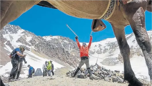  ??  ?? Con piernas biónicas. Juan Maggi intentará cruzar la cordillera de los Andes a caballo. “La fe mueve montañas”, dice. Entrena todos los días.