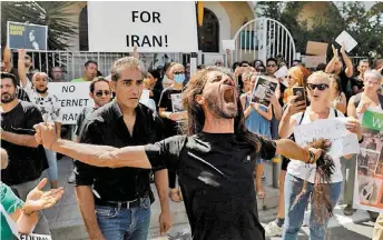  ?? REUTERS ?? Gente grita consignas frente a la embajada iraní, en Chipre.