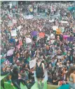  ??  ?? Petición. En la Glorieta de Insurgente­s las mujeres que asistieron a la marcha pidieron que se declare la Alerta de Género en la Ciudad de México.