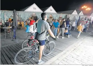  ?? JOSÉ ÁNGEL GARCÍA ?? Varias personas en la Velá de San Miguel, celebrada en 2017 en el Muelle de la Sal.