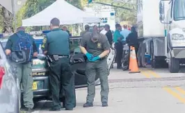  ?? JOE CAVARETTA/STAFF PHOTOGRAPH­ER ?? BSO Deputies work the scene on Thursday of a deputy-involved shooting on the 3500 block of Northwest 33rd Avenue in Lauderdale Lakes. One man was hospitaliz­ed.