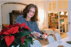 ?? RP-FOTOS: OLAF STASCHIK ?? Besitzerin Caterina Klusemann bereitet den Tisch für eine der vielen Adventsfei­ern in ihrem gemütliche­n Lokal vor.