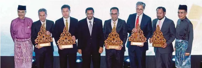  ?? [ FOTO MOHAMAD SHAHRIL BADRI SAALI/BH ] ?? Abu Hassan (empat dari kiri), Agil (kiri) dan Mohd Zamree (kanan) pada majlis Anugerah
SME CGC 2018 di Kuala Lumpur, semalam.