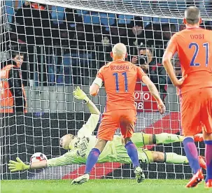  ?? — Gambar AFP ?? TERJAH JARING: Robben menjaringk­an gol kedua Belanda menerusi sepakan penalti pada aksi di Borisov Arena, Barysaw pada Sabtu lepas.
