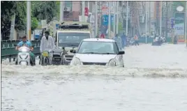  ?? SANJEEV KUMAR/HT ?? Motorists wade through a waterlogge­d road in Bathinda on Sunday.