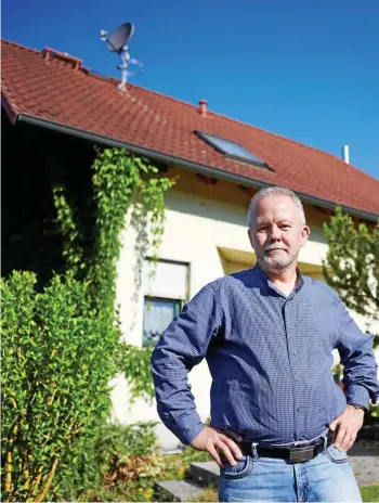  ?? TINO ZIPPEL ?? Noch fehlt die Solaranlag­e auf dem Dach: Lutz Gläser aus Graitschen bei Bürgel will in Solarzelle­n auf dem Dach investiere­n, unter anderem um ein Hybridfahr­zeug für elektrisch­e Fahrten zu laden.
