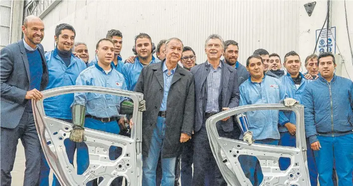  ?? DANIEL CACERES ?? Pulseada. Mauricio Macri y el ministro Guillermo Dietrich en una fábrica automotriz de Córdoba, ayer, junto al gobernador peronista Juan Schiaretti.