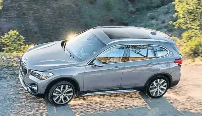  ??  ?? El portón con acceso confort para abrir y cerrar sin usar las manos elevan su funcionali­dad
Bmw.es
Largo 444 cm