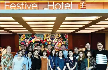  ??  ?? CEBU TRAVELERS. The Cebu group with GTMC’s Samson Tan (right), and SilkAir’s Jake Jeow (back row, third from left).