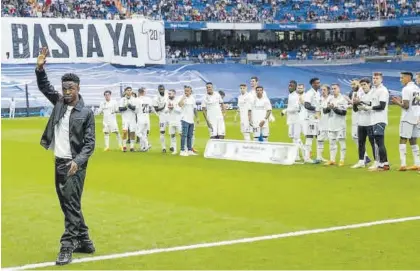  ?? EFE ?? Vinicius saluda a la grada antes del partido ante el Rayo. Detrás, sus compañeros con una camiseta con el número 20.