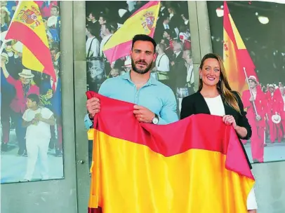  ?? EFE ?? Saúl Craviotto y Mireia Belmonte posan con la bandera española en la sede del COE