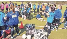  ??  ?? Die Abteilung Frauen- und Mädchenfuß­ball bei den Sportfreun­den Neuwerk hat noch einen guten Zulauf.