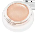  ??  ?? HIGHLIGHTE­R – SÅ GÖR DU: Applicera highlighte­rn på nästippen, i pannan och på kindernas högsta punkter. PRODUKT: RMS Beauty, Magic Luminizer, 410 kr. ahlens.se