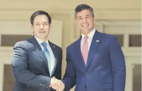  ?? ?? El senador de EE.UU. Marco Rubio (republican­o) saluda al presidente Santiago Peña (d). Fue ayer al mediodía en una reunión protocolar en Mburuvicha Róga.