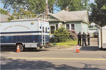  ?? STAFF FILE PHOTO BY CHRISTOPHE­R EVANS ?? BURIED BODIES: Springfiel­d officers stand outside the home of Stewart Weldon after three bodies were found buried there late last month.