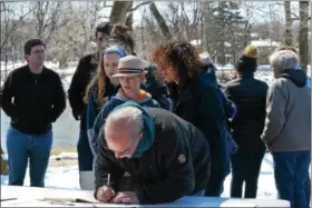  ?? MARIAN DENNIS – DIGITAL FIRST MEDIA ?? Attendees at a rally in Pottstown Saturday lined up to sign a petition encouragin­g them to be a positive change in the community. The rally was one of many planned in solidarity with the March for Our Lives in Washington, D.C.