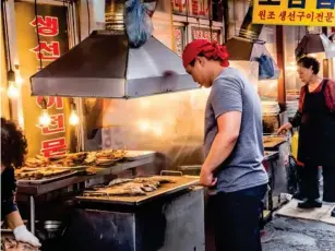  ?? (Getty) ?? Vendors at Gwangjang Market in Seoul